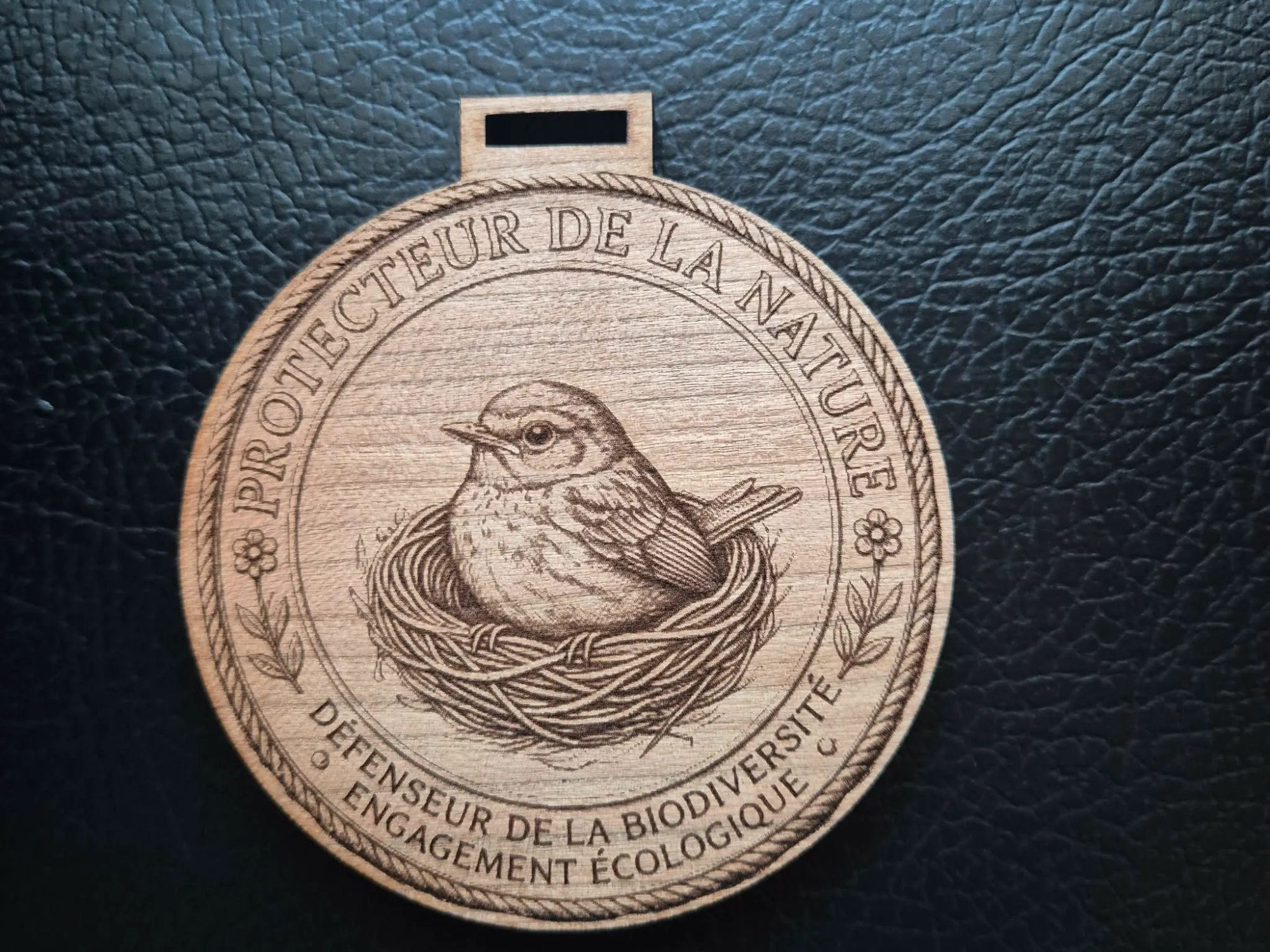 Médaille en bois protecteur de la nature avec oiseau dans son nid
