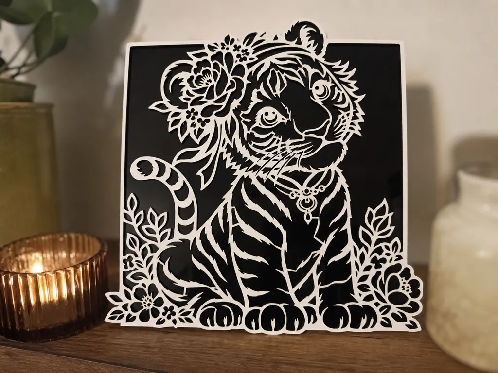 Tableau décoratif représentant un bébé tigre des neiges avec des fleurs