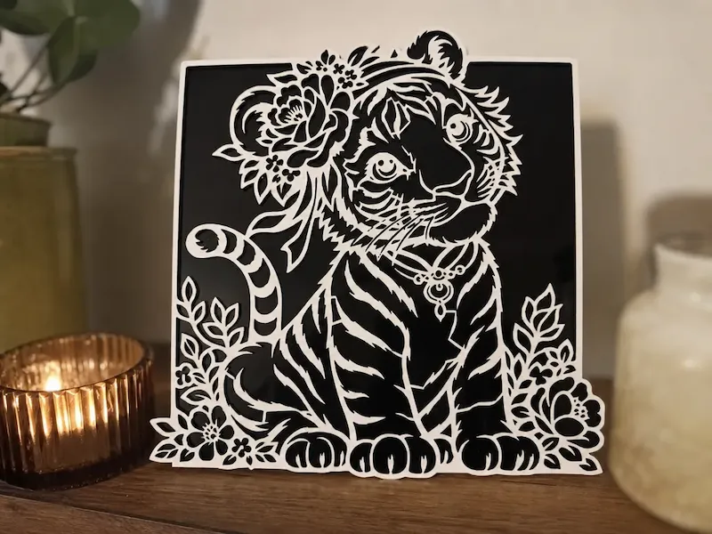 Tableau décoratif représentant un bébé tigre des neiges avec des fleurs