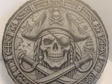 [Laser cut and engrave] Runde Schieferplatte mit Totenkopf Medallie