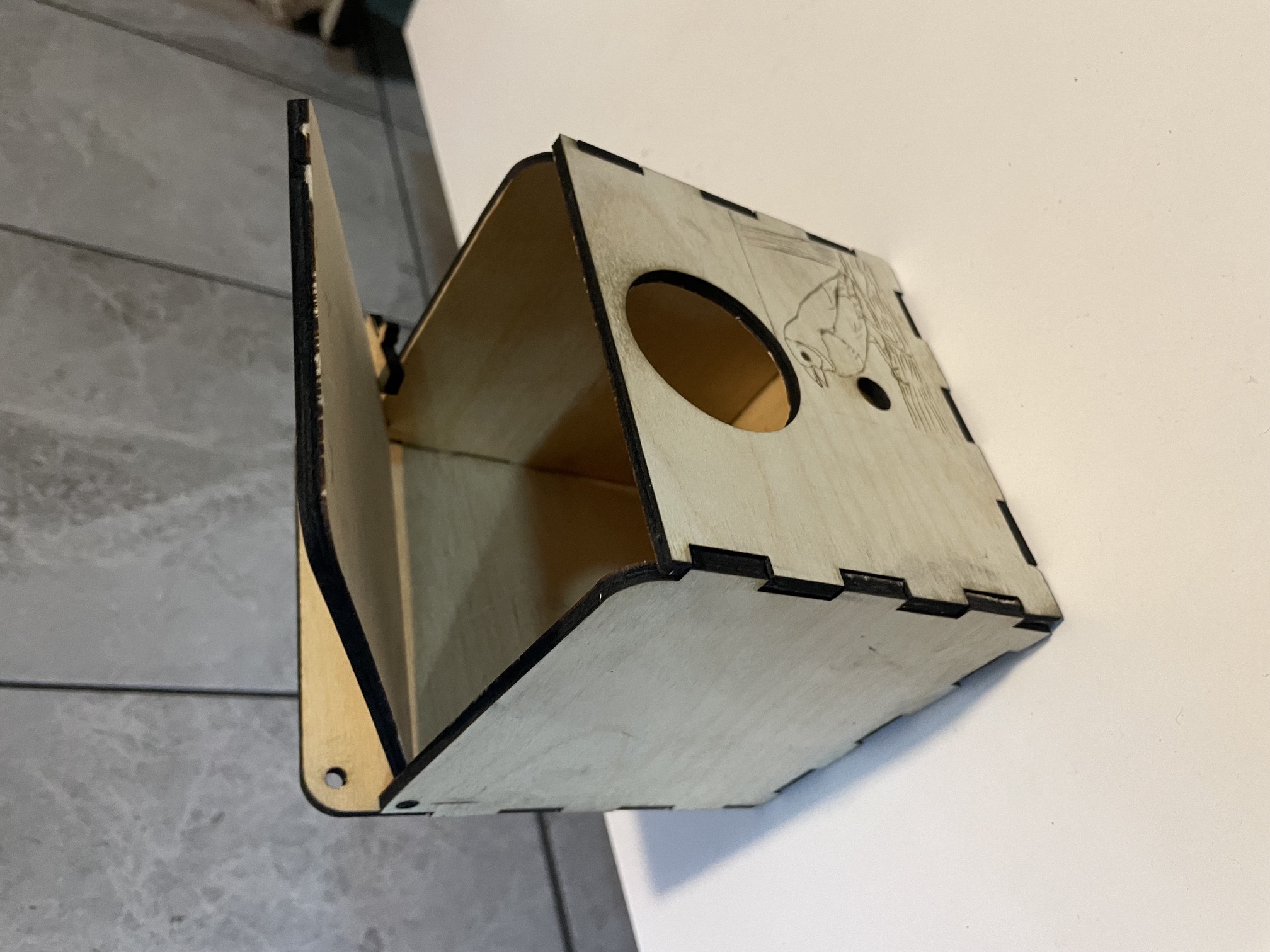 [Laser cut and engrave] Drewniana budka lęgowa dla ptaków z grawerem