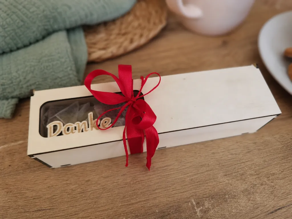 Geschenkbox aus Holz mit Sichtfenster und Danke Schriftzug