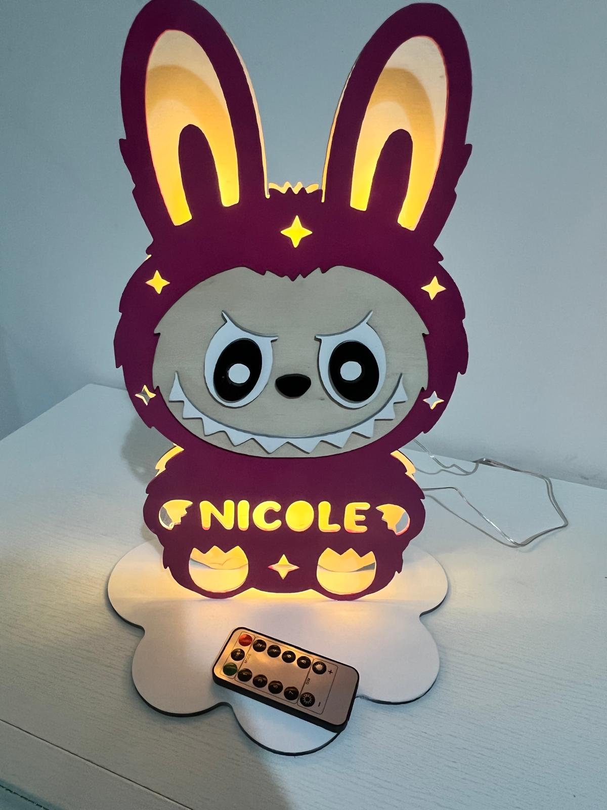 [Laser cut and engrave] Lampada da tavolo personalizzata con mostriciattolo viola e nome Nicole