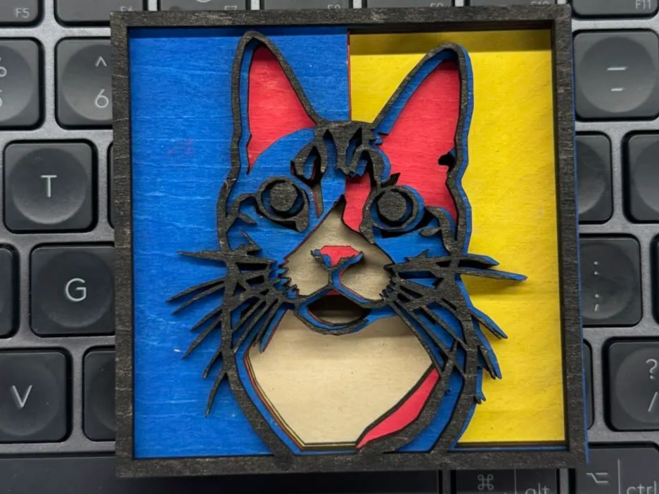 蓝黄背景彩色猫咪头像木质挂件