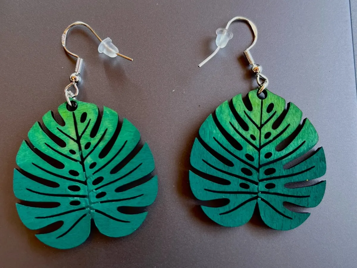 [Laser cut and engrave] Boucles d'oreilles pendantes en forme de feuille de monstera verte