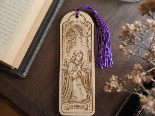 Marque-page en bois avec illustration de la prière