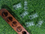 [Laser cut and engrave] Tabla de madera con vasos de chupito para servir bebidas
