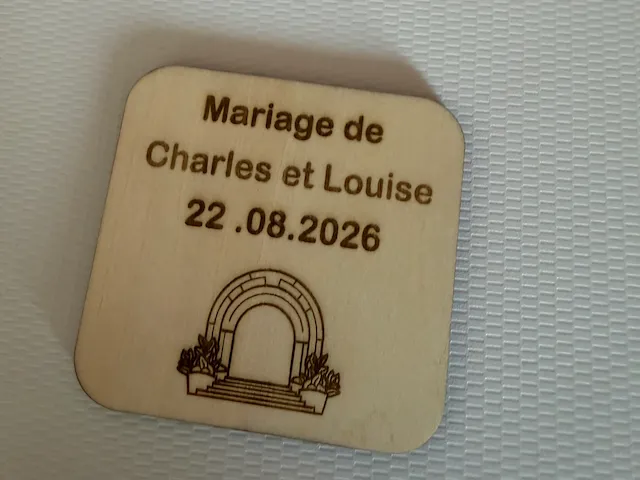 Marque-place en bois personnalisé pour mariage avec motif d'arche