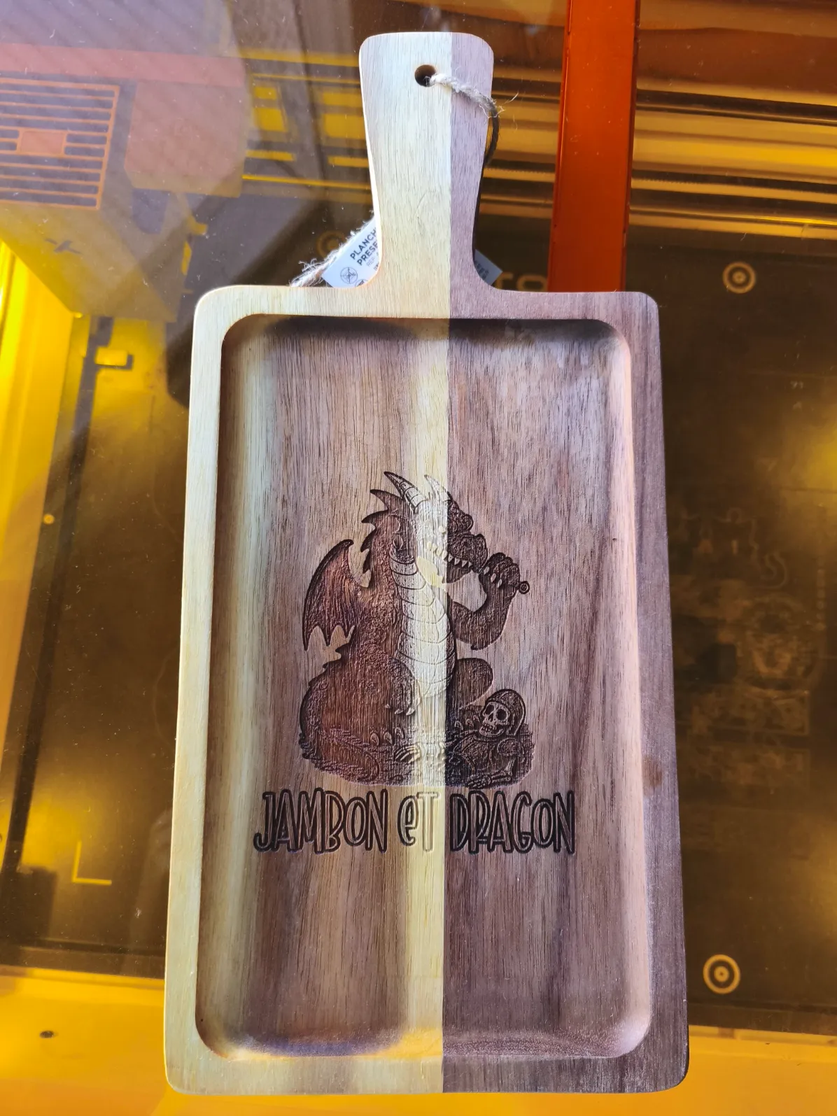[Laser cut and engrave] Planche à découper en bois avec motif dragon et inscription Jambon et Dragon