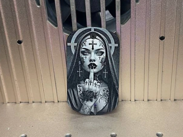 Nonne mit Mittelfinger Anhänger aus Aluminium