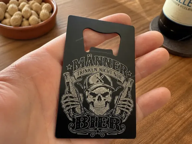 Flaschenöffner im Kreditkartenformat mit Totenkopf Motiv