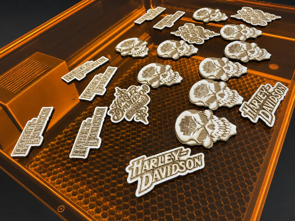 Magneti e decorazioni con logo Harley-Davidson e teschi