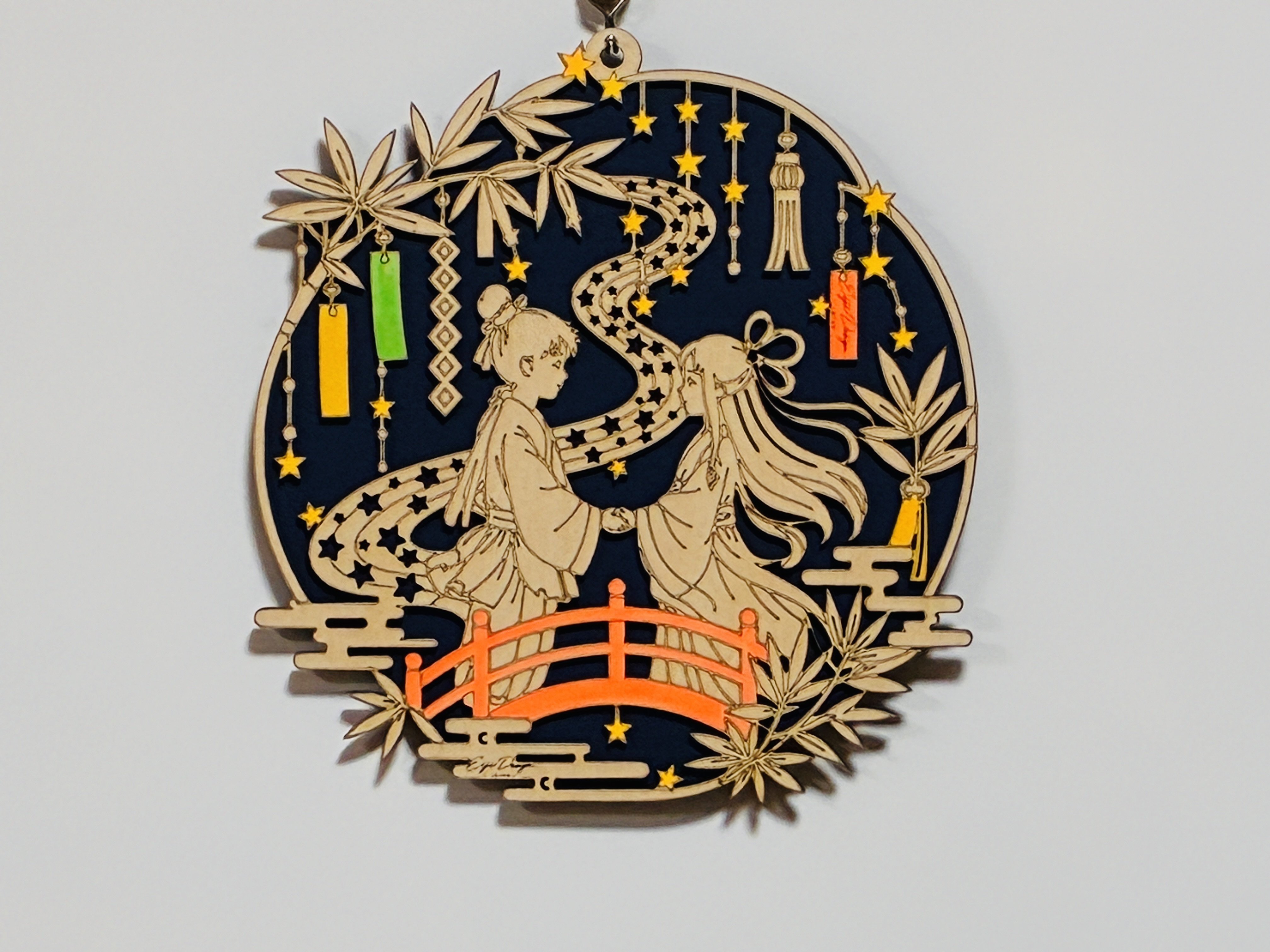 [Laser cut and engrave] 七夕の織姫と彦星が描かれた円形壁掛け飾り