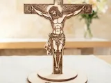 [Laser cut and engrave] Standing Crucifix with Jesus and John 11:25 Scripture