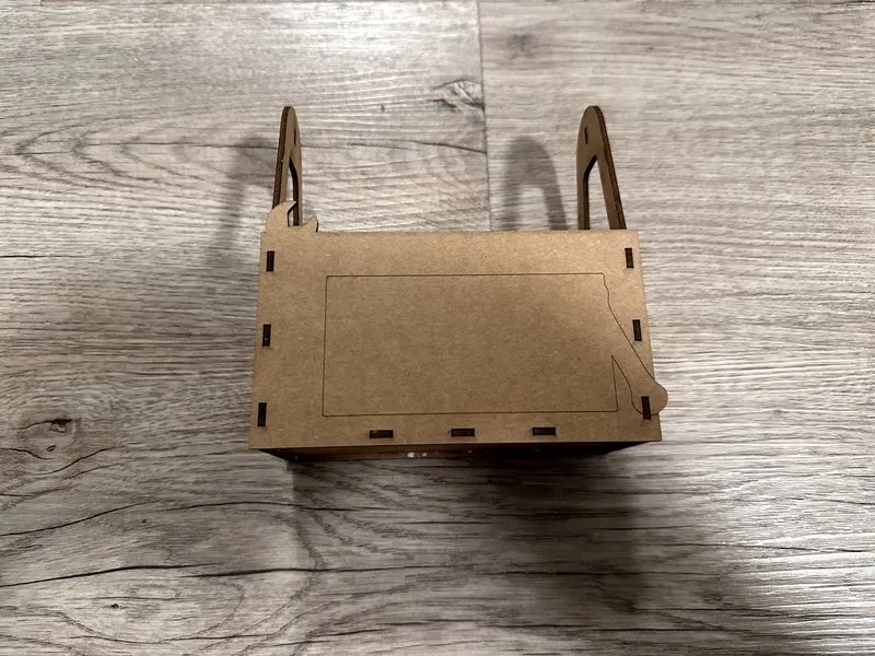 Boîte à outils pour la fête des pères – Porte-cadeaux et friandises instruction: step 3 - Fixez les panneaux avant et arrière
