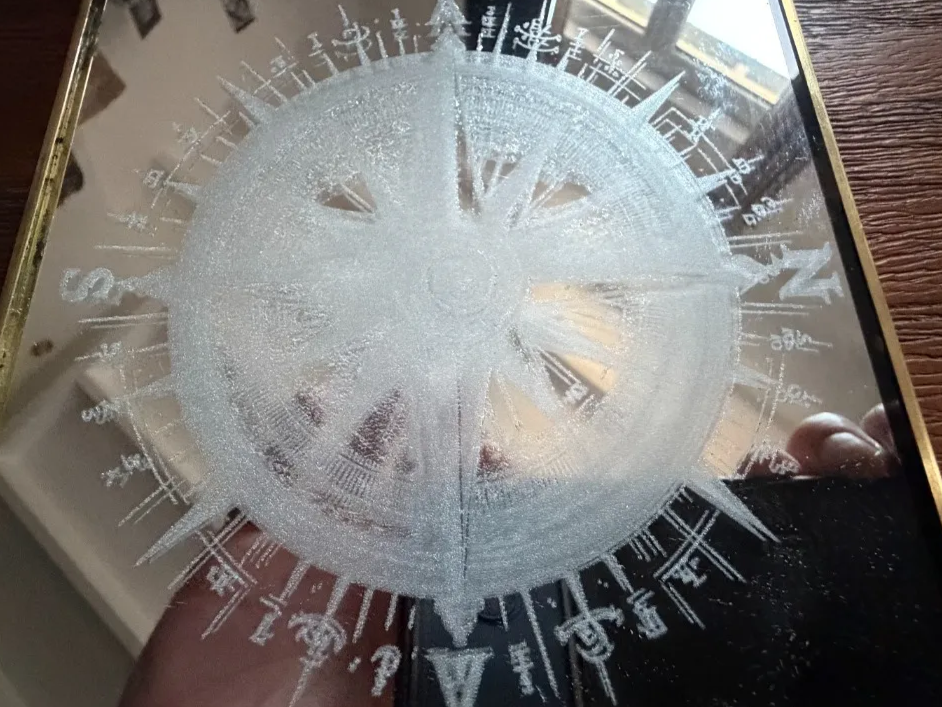 Boussole sur miroir