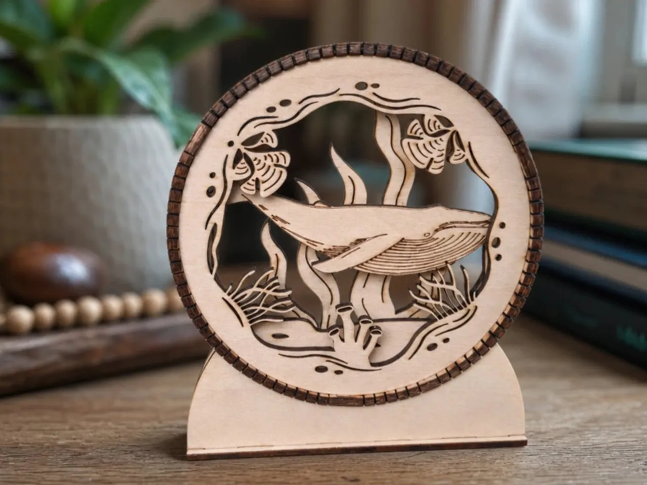 [Laser cut and engrave] Runder Holzaufsteller mit Wal Motiv für maritime Tischdekoration