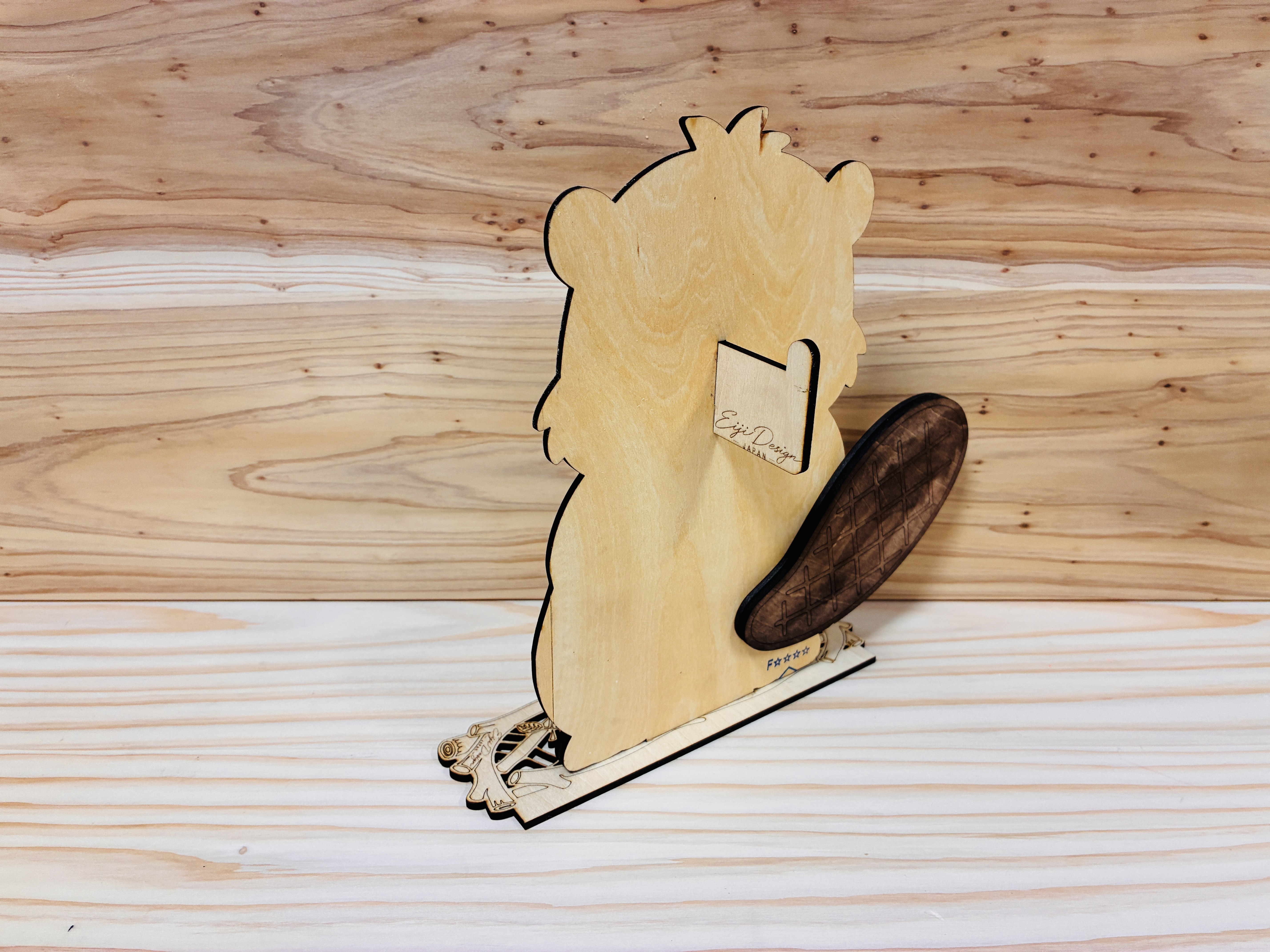 [Laser cut and engrave] ビーバーの形をした木製メガネスタンド