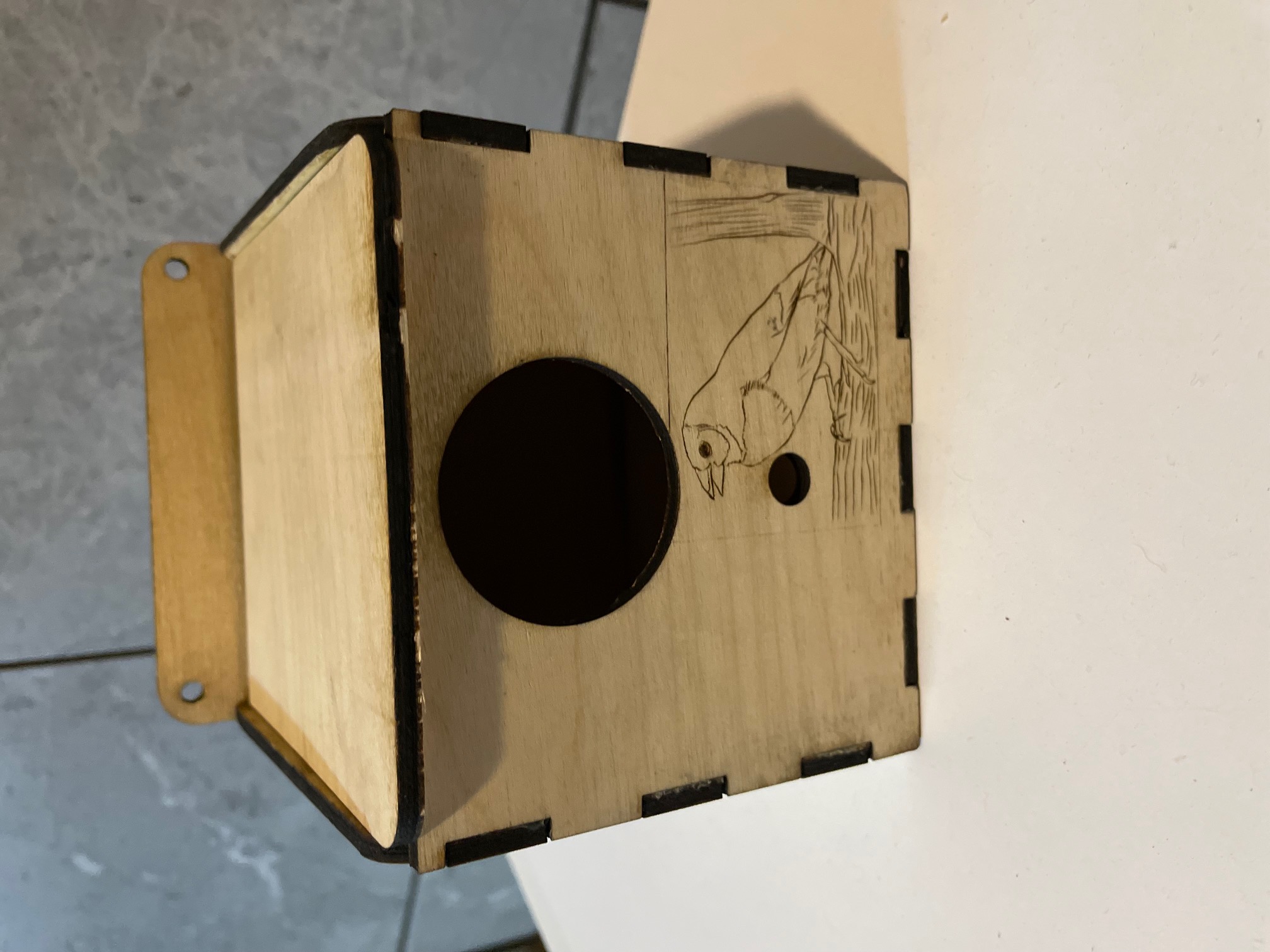 [Laser cut and engrave] Drewniana budka lęgowa dla ptaków z grawerem
