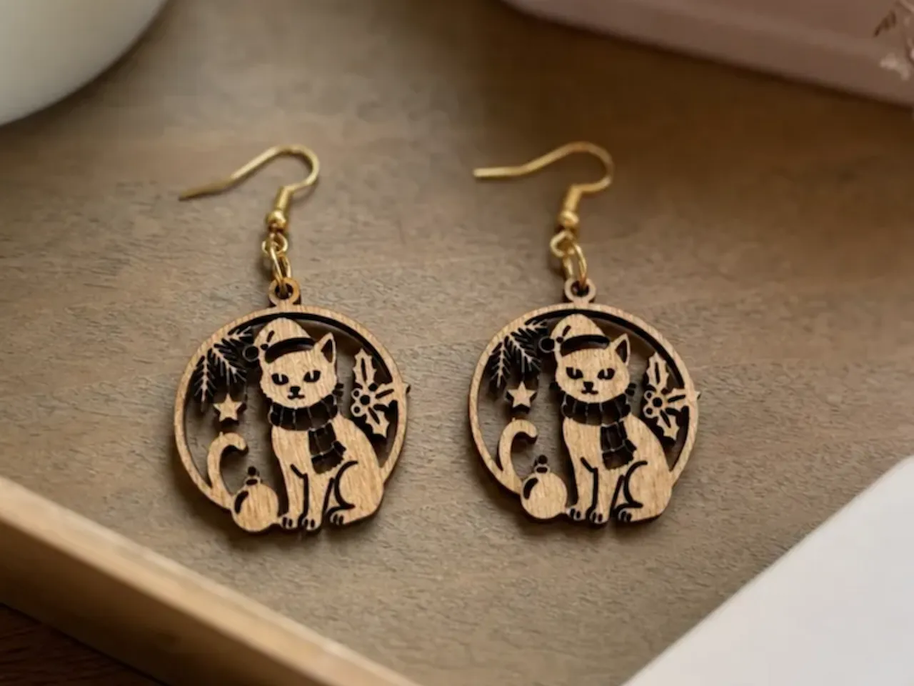 [Laser cut and engrave] Boucles d'oreilles pendantes en bois motif chat de Noël