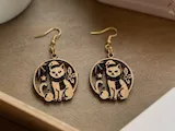 [Laser cut and engrave] Boucles d'oreilles pendantes en bois motif chat de Noël