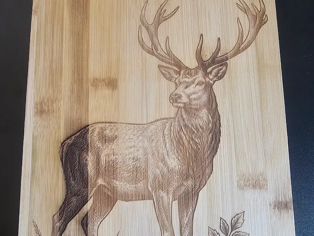 [Laser cut and engrave] Planche à découper en bambou avec motif de cerf majestueux