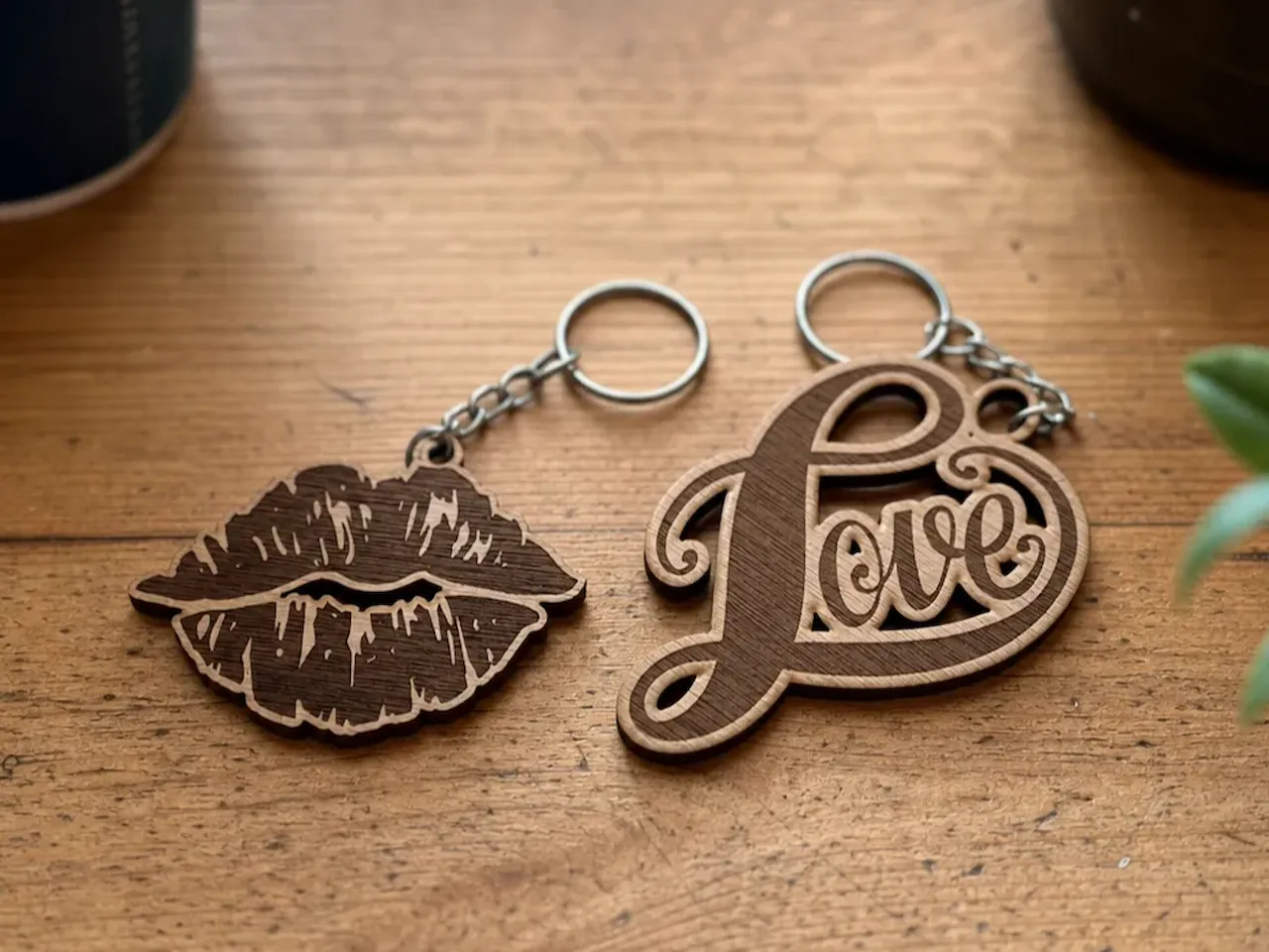 [Laser cut and engrave] Porte-clés en bois avec motifs lèvres et inscription love
