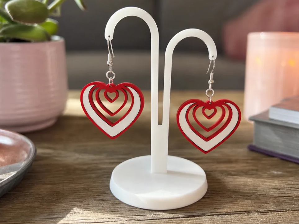 Pendientes colgantes con diseño de corazones concéntricos en rojo y blanco
