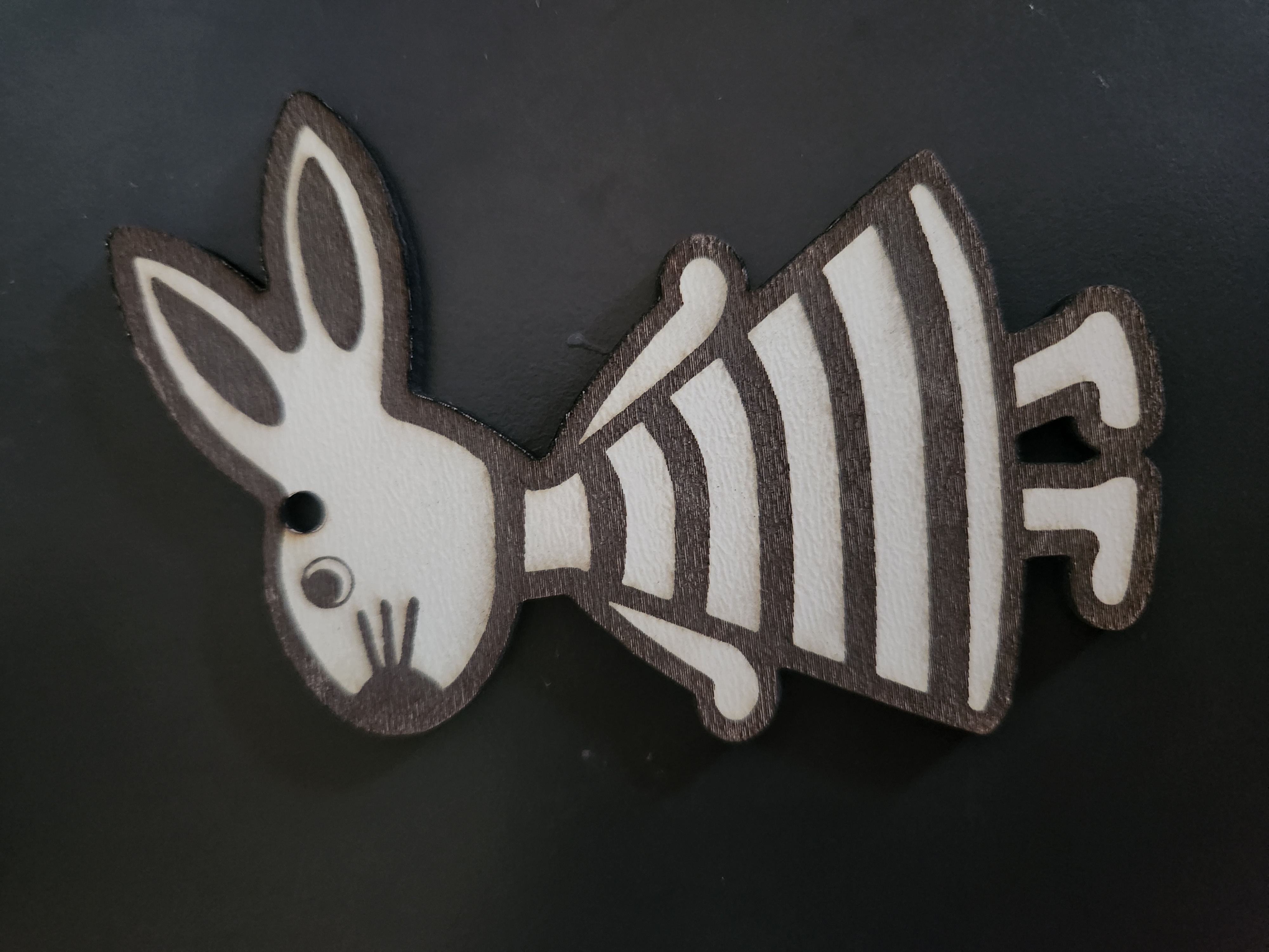 [Laser cut and engrave] Zwei hängende Osterhasen Figuren aus Holz