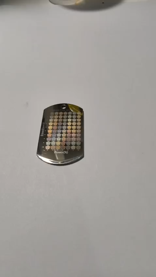 [Laser cut and engrave] Piastrina militare in metallo con test di colorazione geometrico