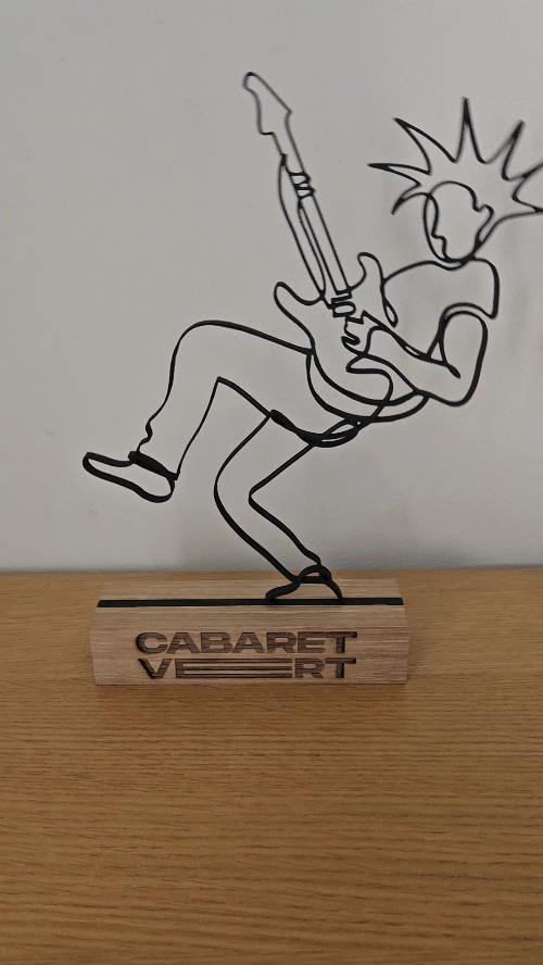 [Laser cut and engrave] Sculpture en fil de fer représentant un guitariste punk sur socle en bois