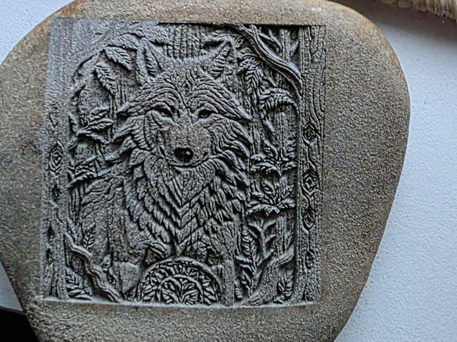 Relief-Stein Wolf