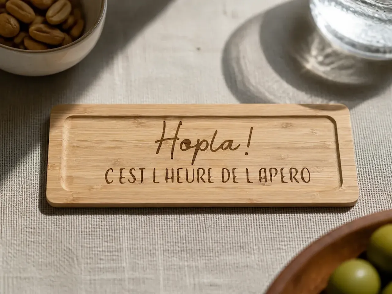 [Laser cut and engrave] Plateau apéritif en bambou avec inscription Hopla C'est l'heure de l'apéro
