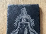 [Laser cut and engrave] Sous-verre en ardoise avec illustration de déesse lunaire