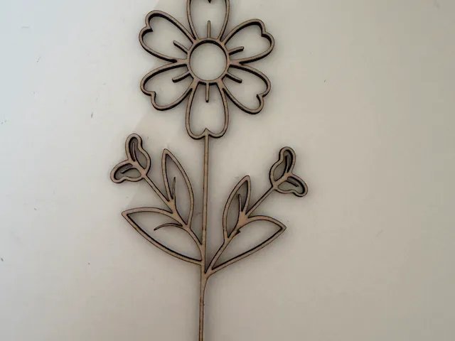 Pique-fleur en bois en forme de fleur stylisée