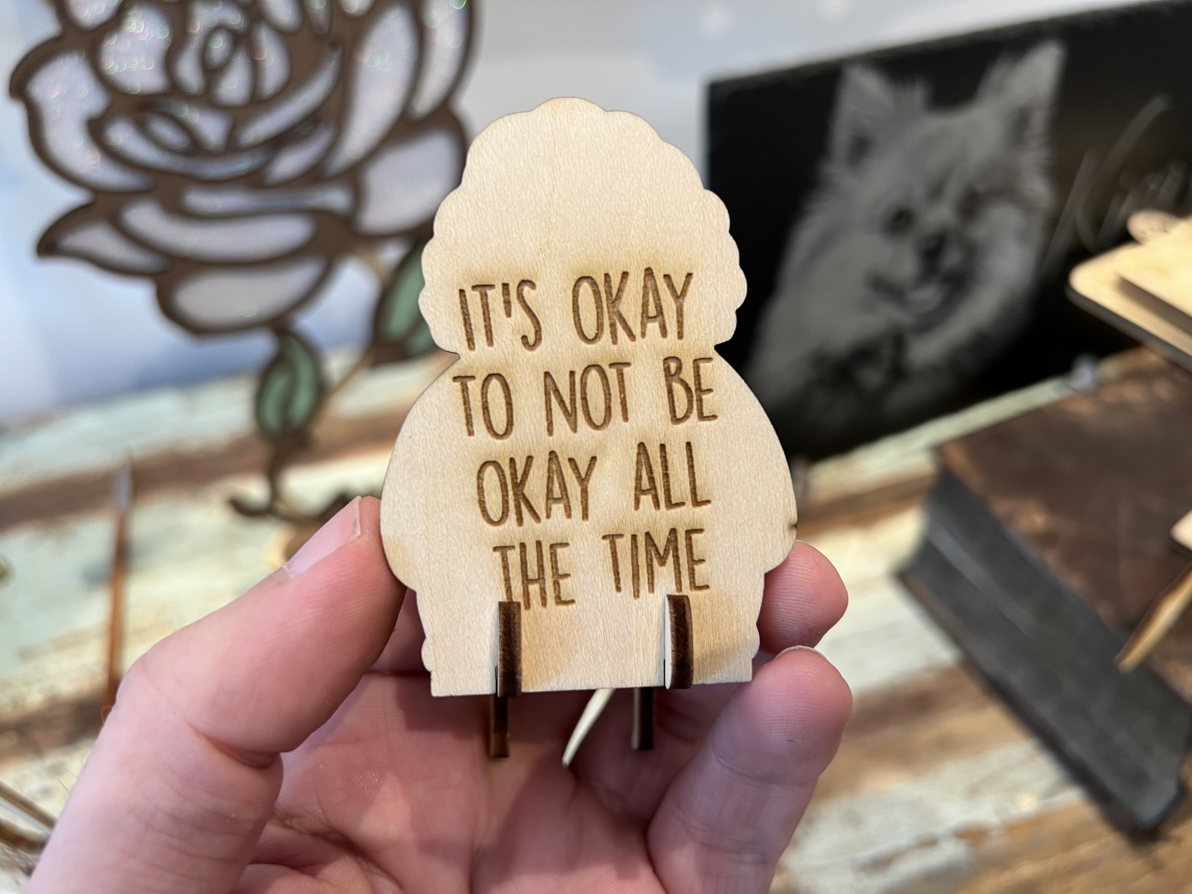 [Laser cut and engrave] Grandmother figure phone stand with glasses and basket