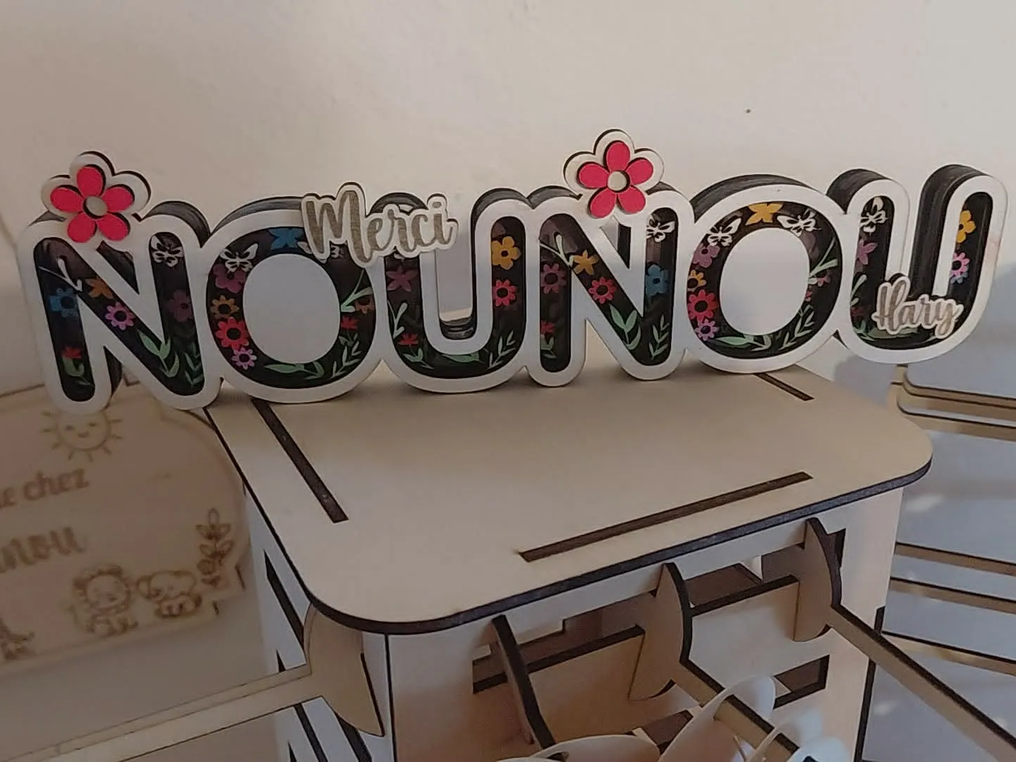 Panneau décoratif Merci Nounou avec motifs floraux