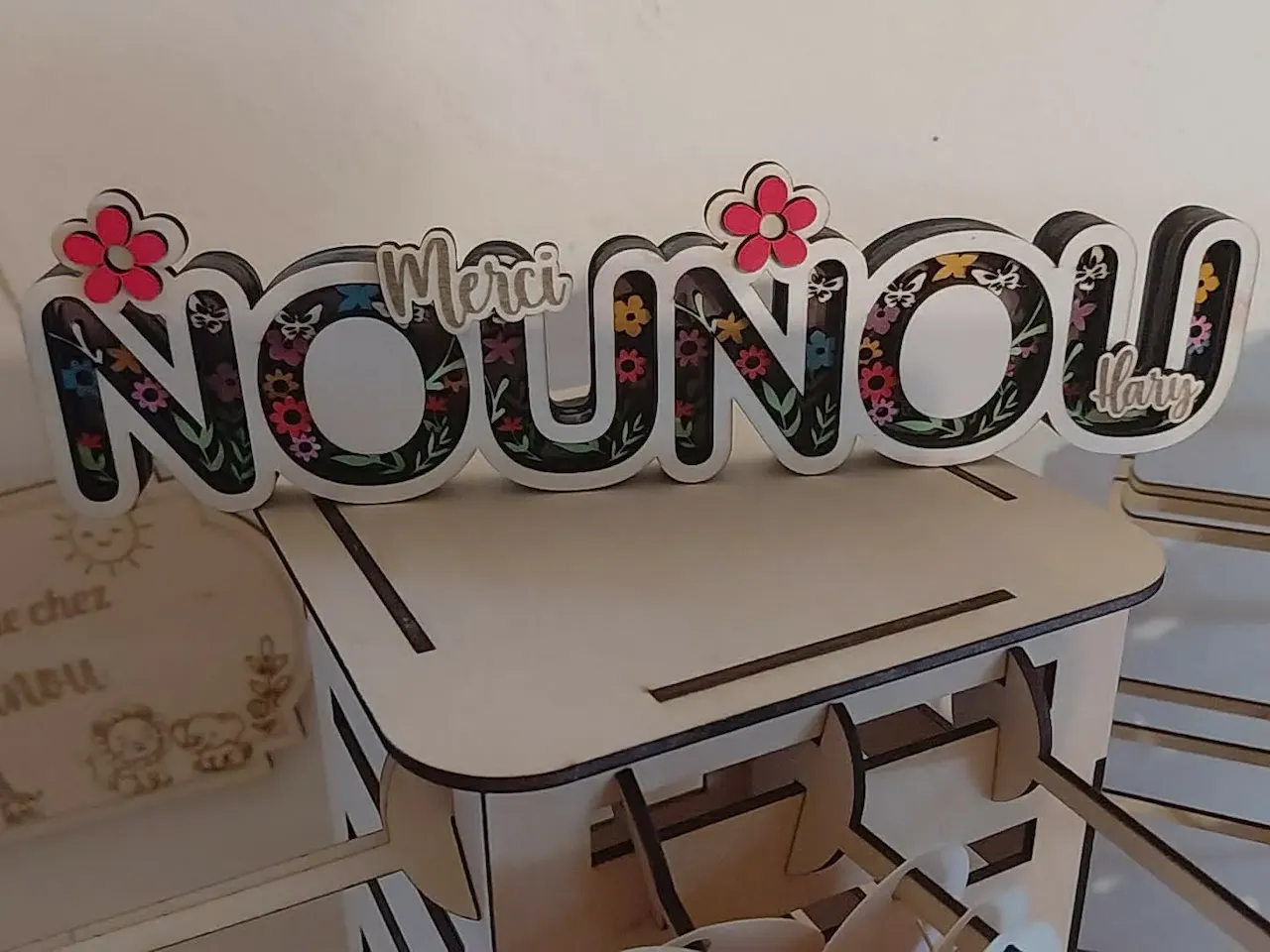 [Laser cut and engrave] Panneau décoratif Merci Nounou avec motifs floraux