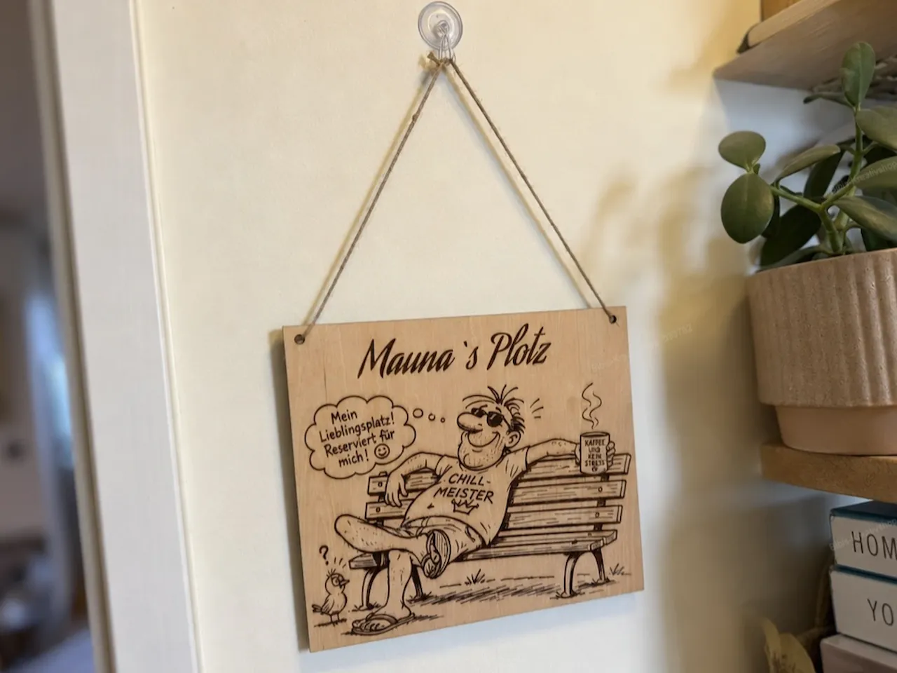 [Laser cut and engrave] Holzschild Maunas Plotz mit Chill-Meister Motiv zum Aufhängen