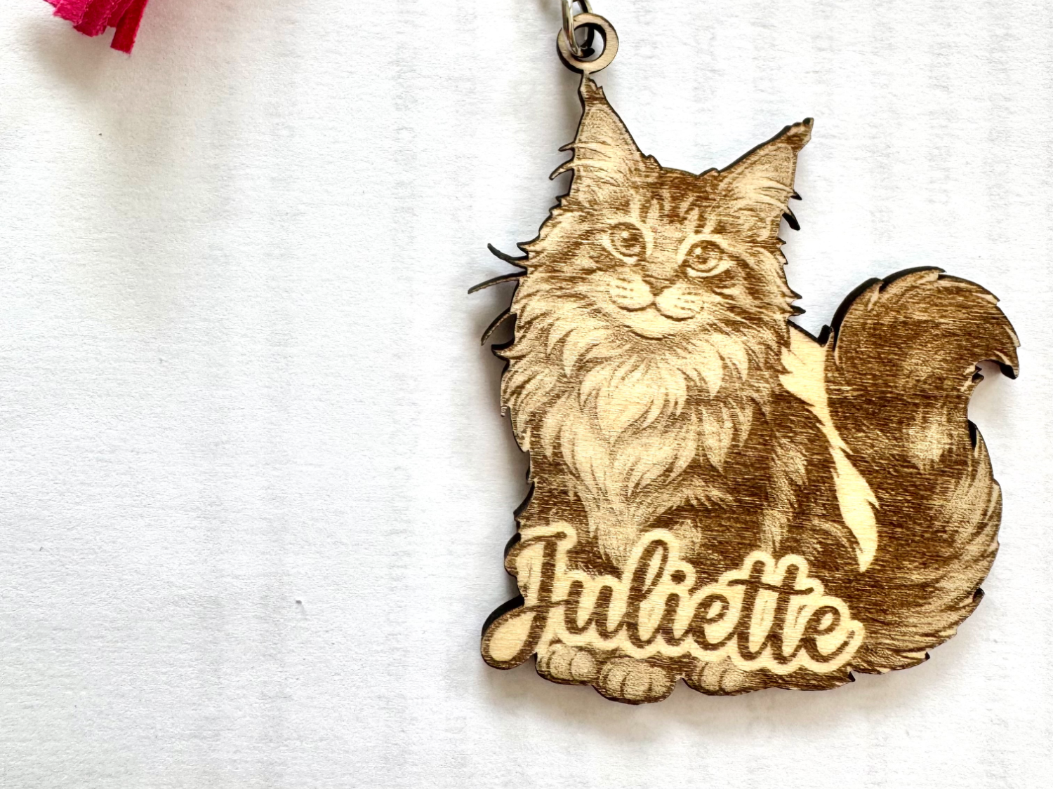 Porte-clés personnalisé en bois avec motif de chat Maine Coon et prénom Juliette