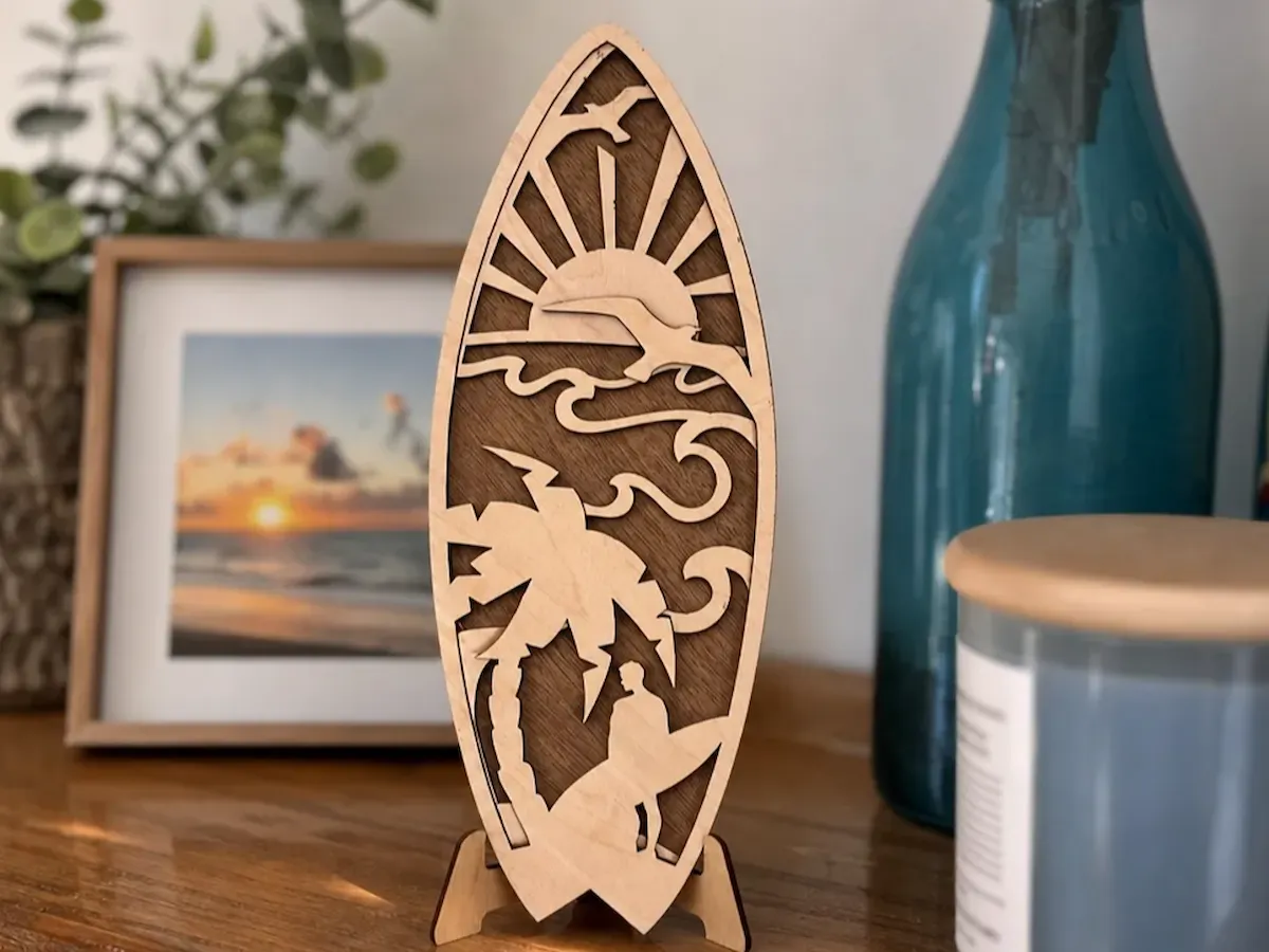 [Laser cut and engrave] Décoration de table en forme de planche de surf avec motif coucher de soleil