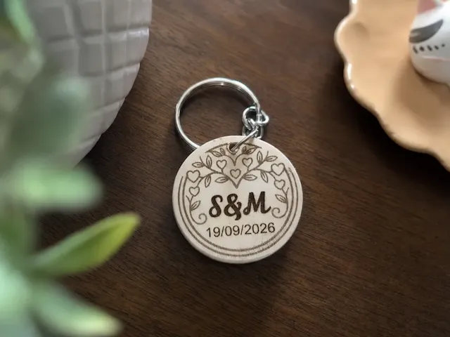 Porte-clés rond en bois avec initiales et date de mariage