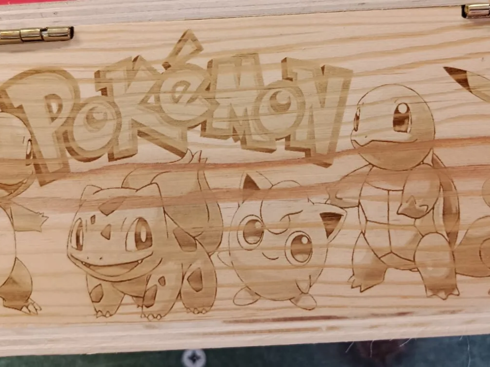 Boîte en bois avec personnages Pokémon