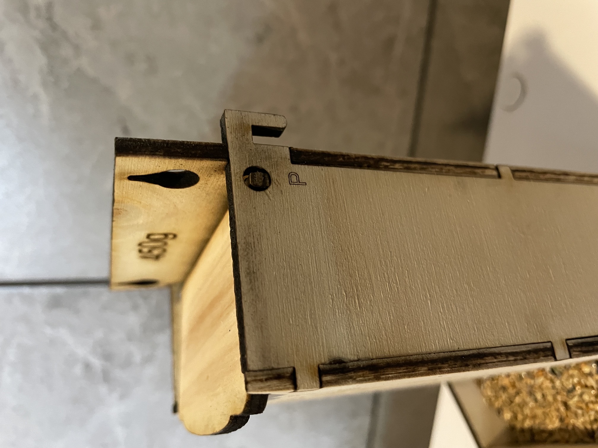 [Laser cut and engrave] Drewniany karmnik dla ptaków z motywem ptaków