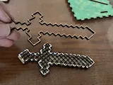 [Laser cut and engrave,Inkjet printing] Figurine Minecraft personnalisée avec Steve et Creeper sur socle bloc de terre