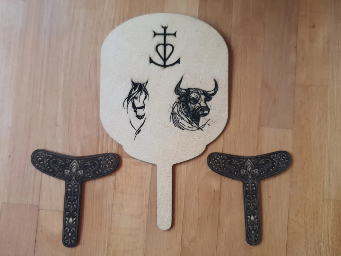 Éventail en bois avec motifs de cheval et de taureau camarguais