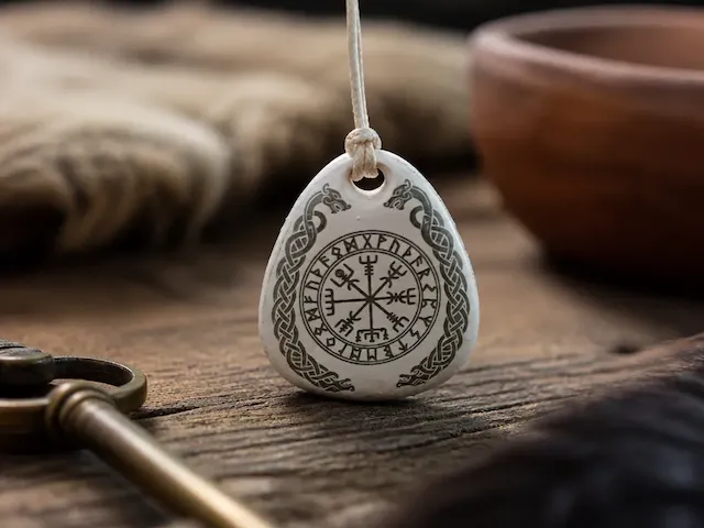 Smart Tag Action symbole viking vegvisir et motifs entrelacés