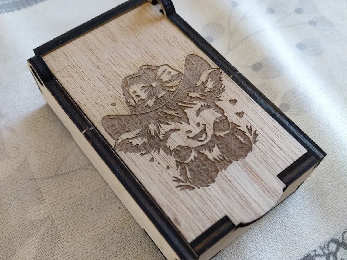 [Laser cut and engrave] Boîte en bois avec illustration de vache highland portant un chapeau de cowboy