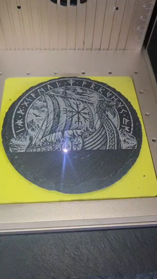 [Laser cut and engrave] Runder Schieferuntersetzer mit Wikingerschiff und Runenmotiv