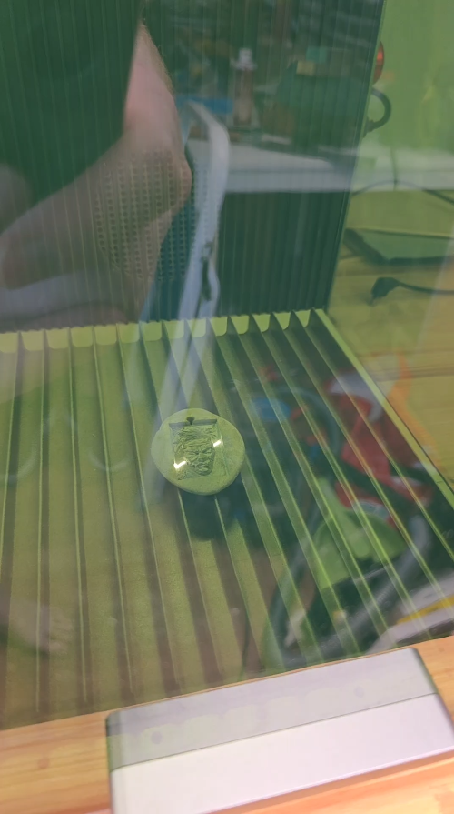 [Laser cut and engrave] Anhänger mit Porträt eines Mannes mit Stirnband